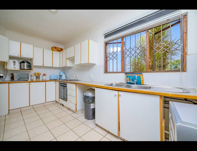 4 BEDROOM HOUSE FOR SALE IN PADFIELD PARK